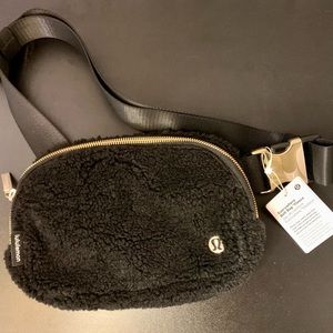 BRAND NEW Lululemon Everywhere Black Sherpa Fleece Belt Bag! NWT